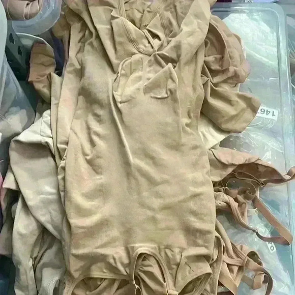 SKIMS- NWOB Sculpting Seamless Mid Thigh Bodysuit - Clay/ nude/ ochre - Picture 11 of 12